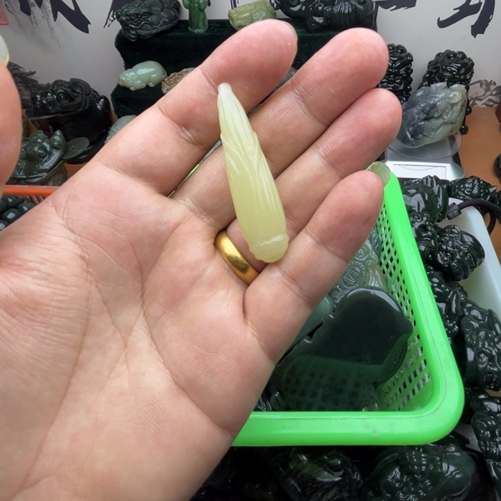 和田玉未镶嵌把件