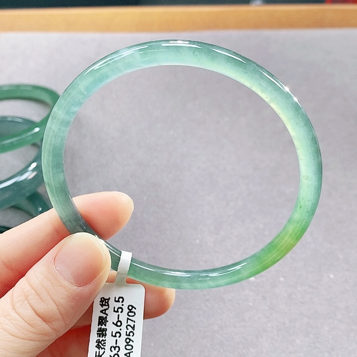 翡翠未镶嵌手镯（圆镯）