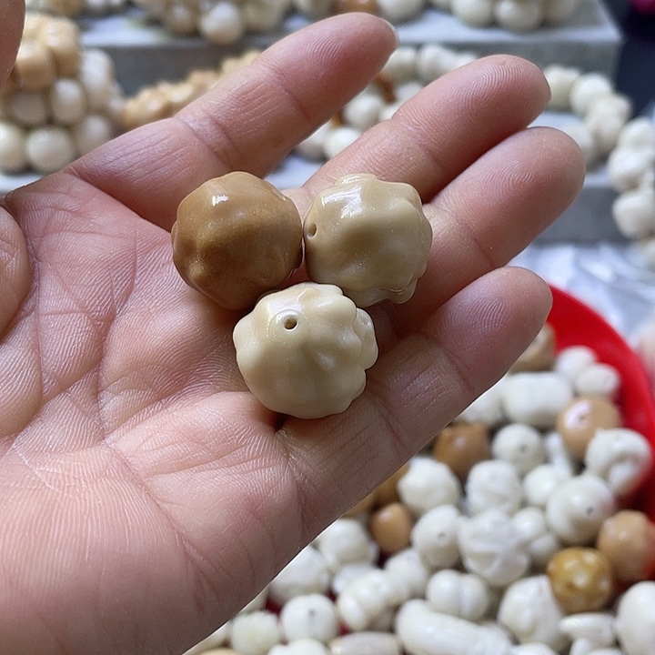 白玉菩提吊坠微瑕象牙果云朵羊三颗