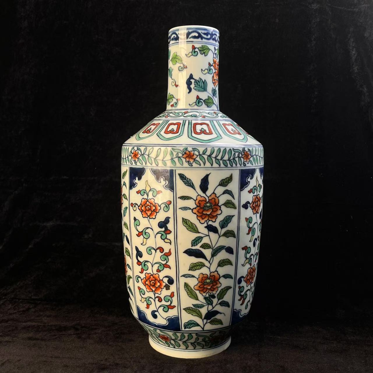 清代斗彩花卉纹棒槌瓶