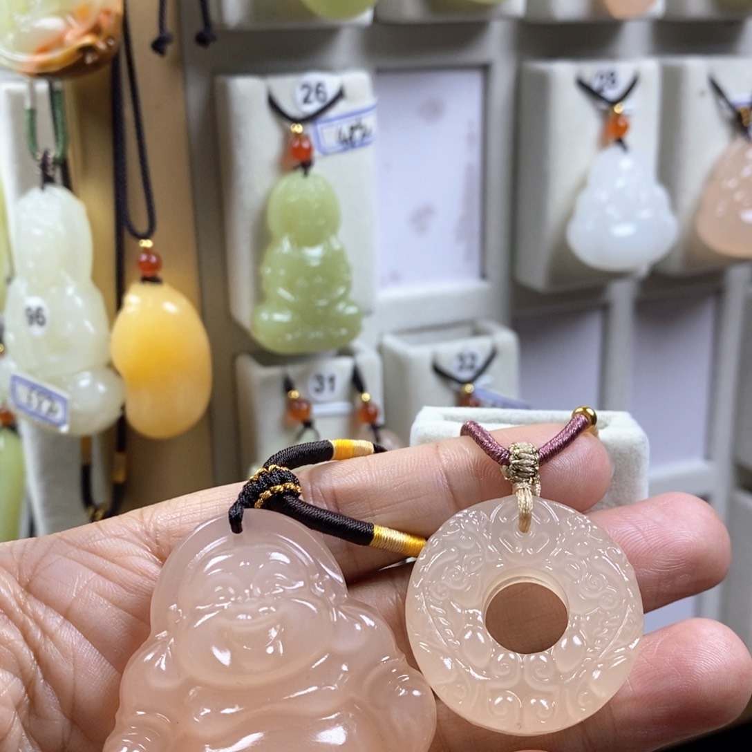 颈饰未镶嵌石英质玉（金丝玉）圆*?