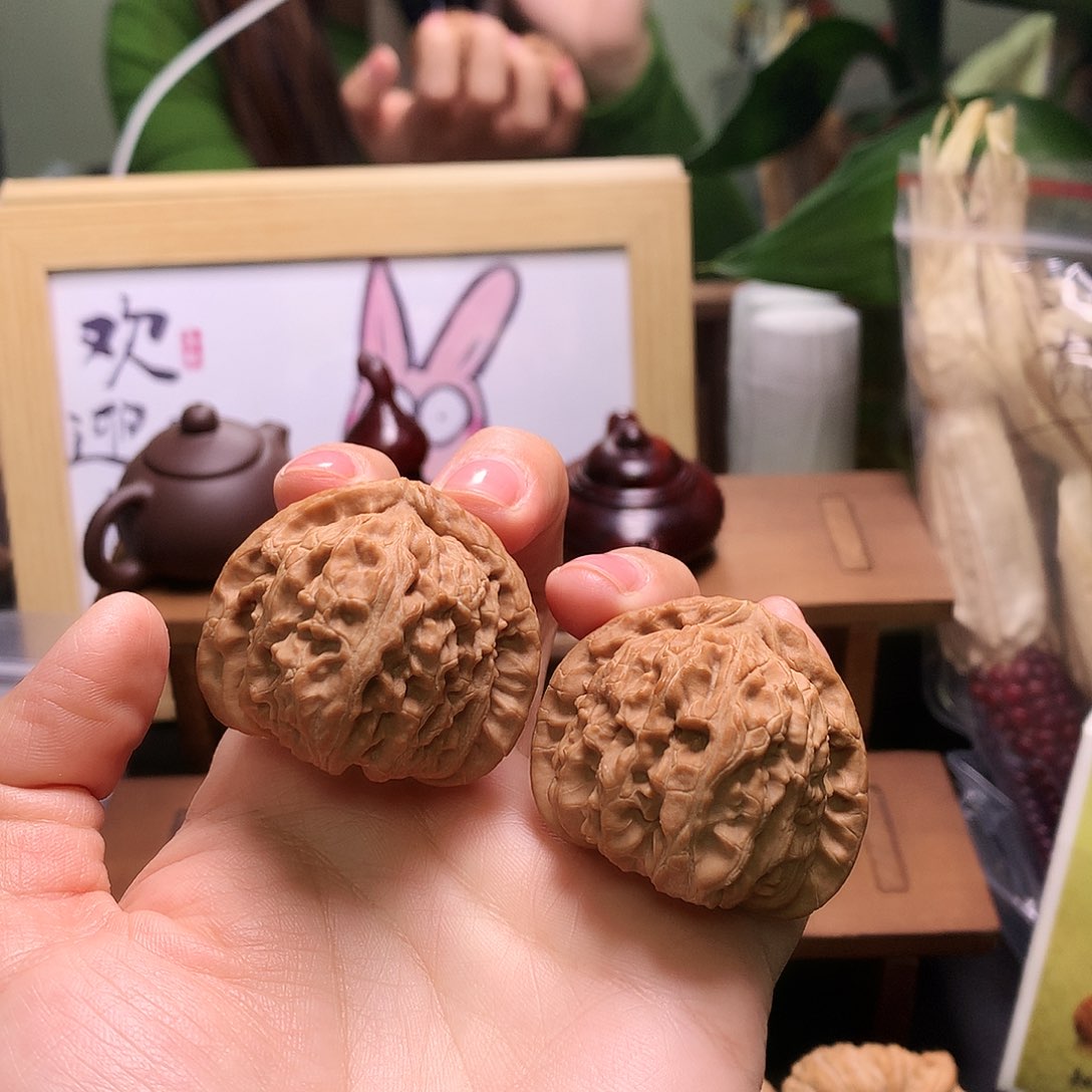 文玩核桃吊坠三角白40