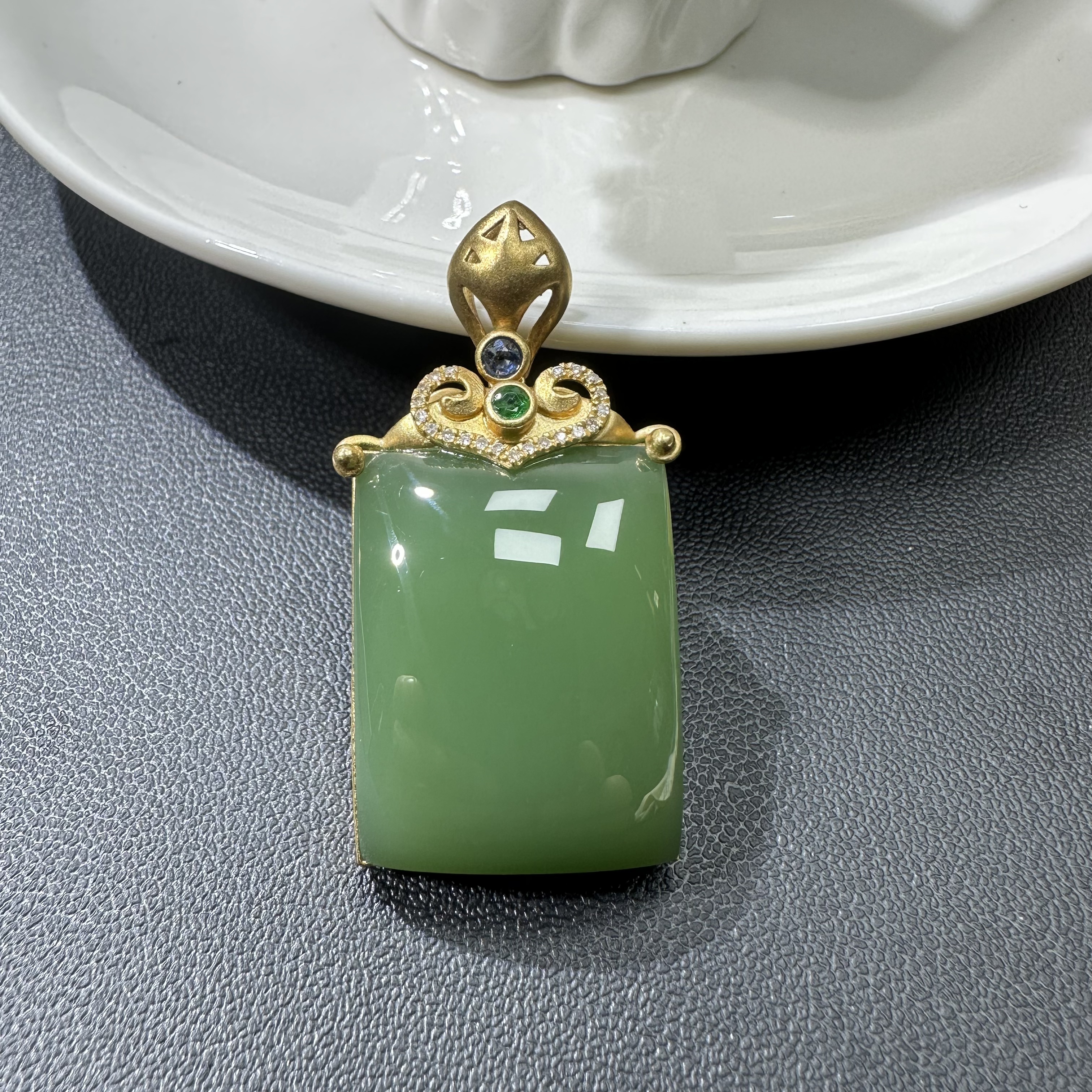臻藏 俄料碧玉浓粉绿平安无事牌（裸石18*25*9mm）18K金镶嵌吊坠