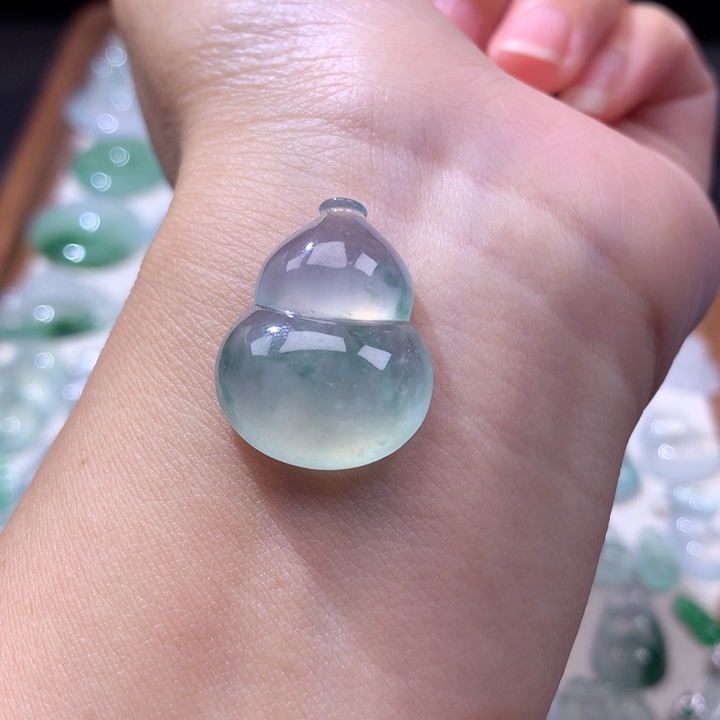 颈饰未镶嵌翡翠冰种飘花大葫芦