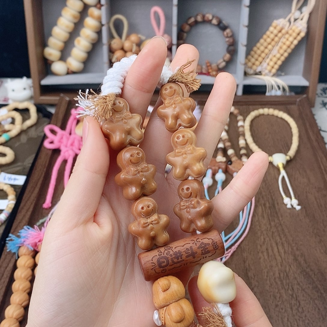 白玉菩提吊坠姜饼人手持