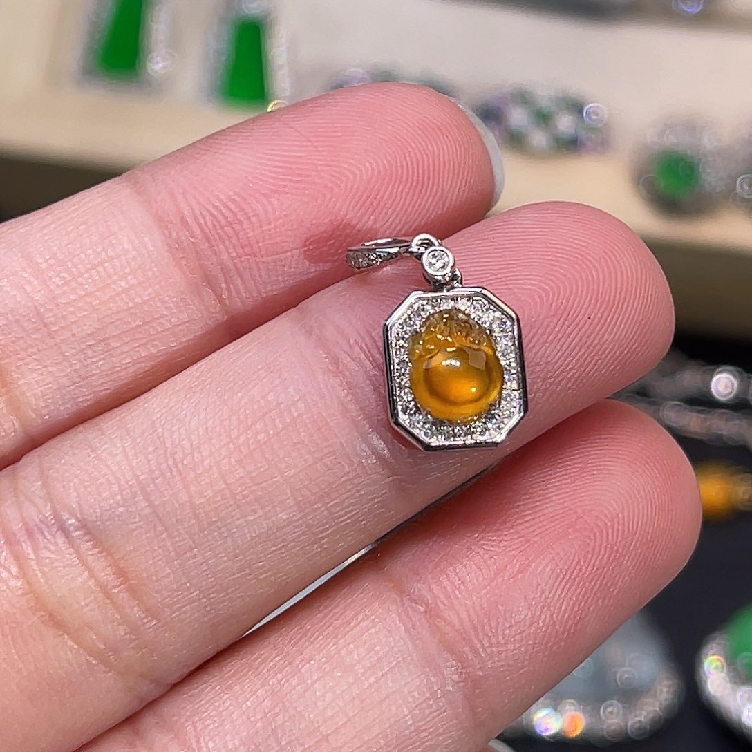 翡翠18K金镶嵌颈饰黄翡金蟾