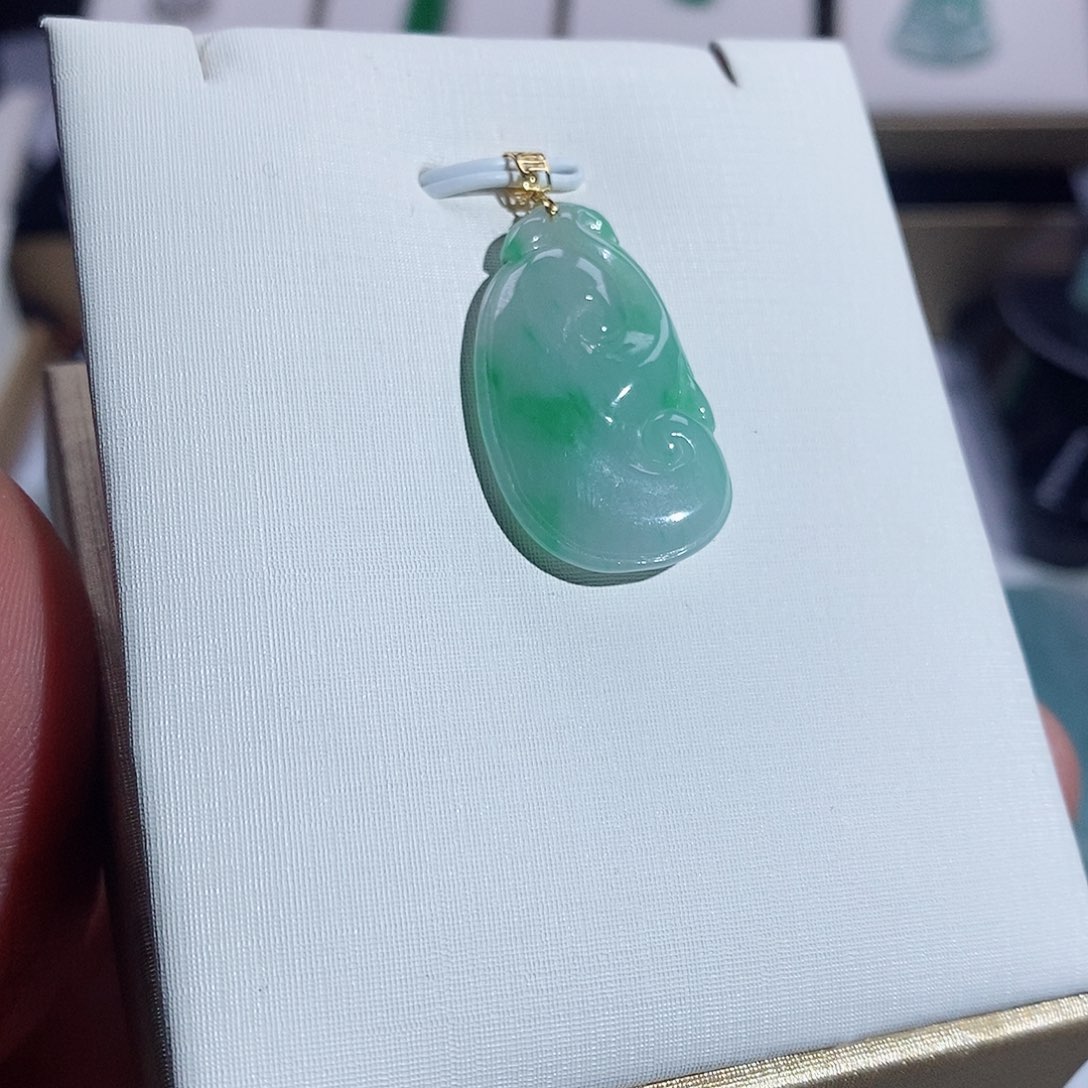 翡翠颈饰18K金镶嵌如意