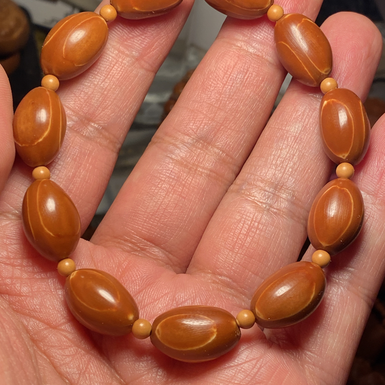 福利苏工核雕，小铁核小椭圆手串，等待有缘人，市场少见尺寸1。1