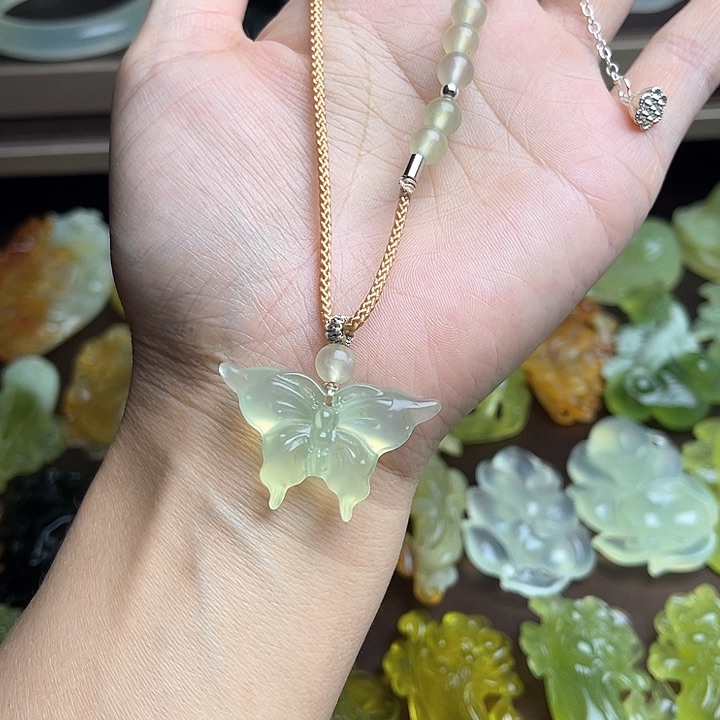 蛇纹石玉颈饰未镶嵌