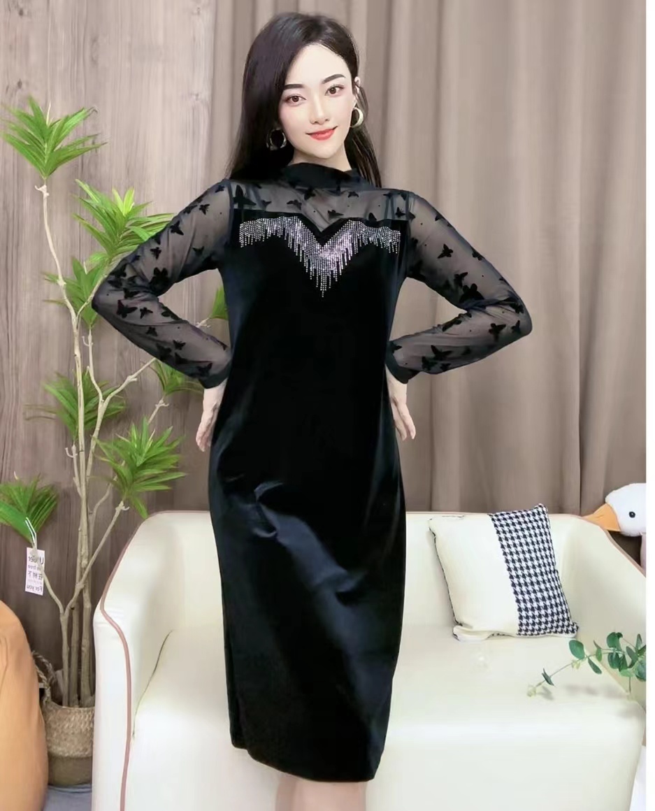 W04秋冬长袖半高领连衣裙女2024新款洋气金丝绒拼接连衣长裙