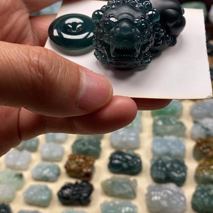 翡翠颈饰未镶嵌天然翡翠貔貅