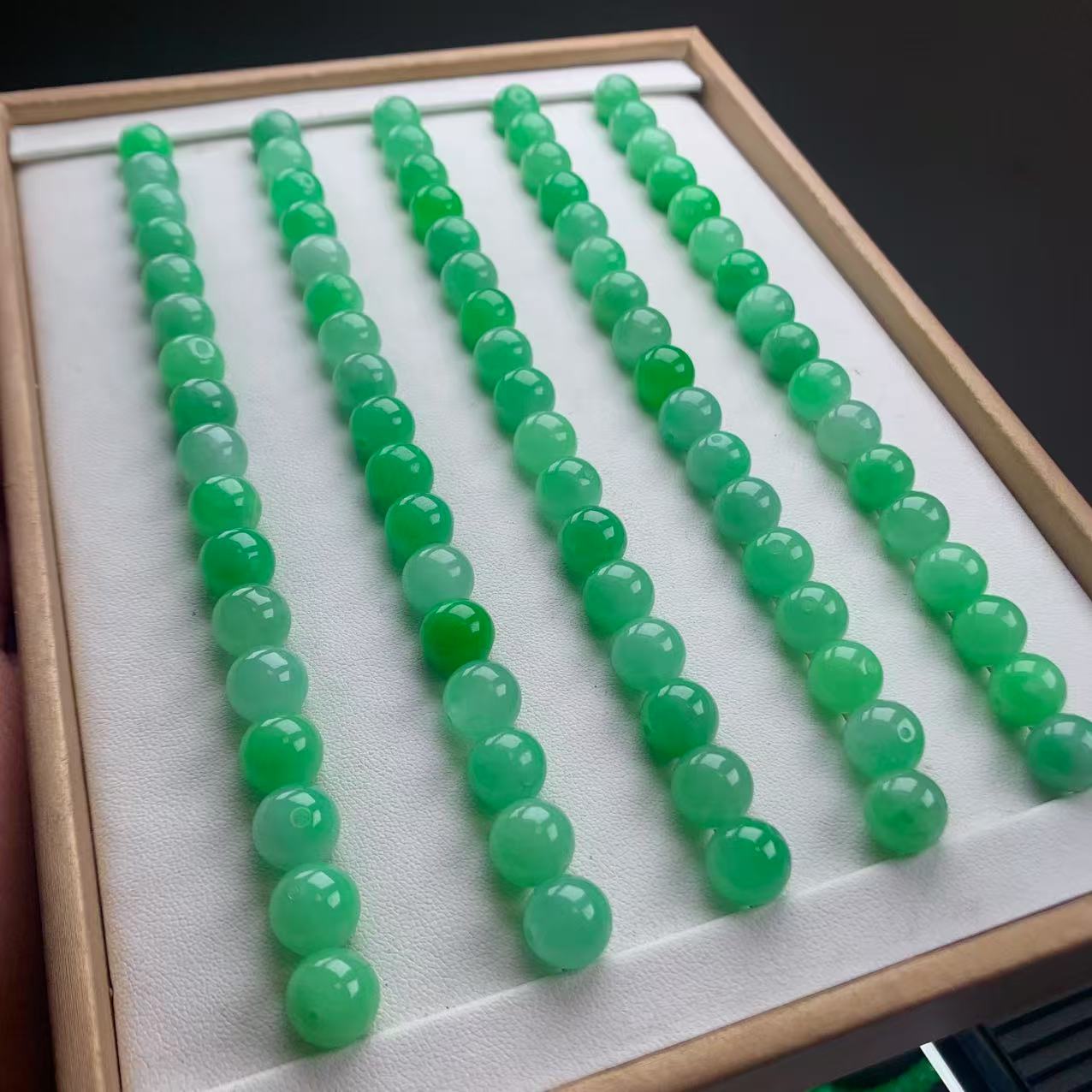 卡10mm左右 天然缅甸翡翠A货 浅绿单珠 多样性发货其一