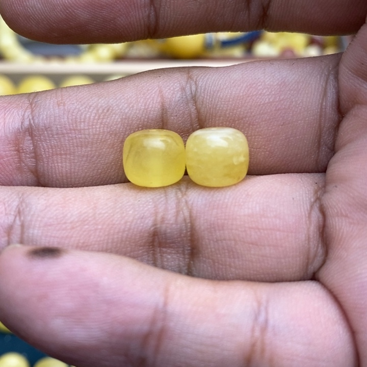 未镶嵌琥珀裸石46号9.4*8.3左右2颗微瑕