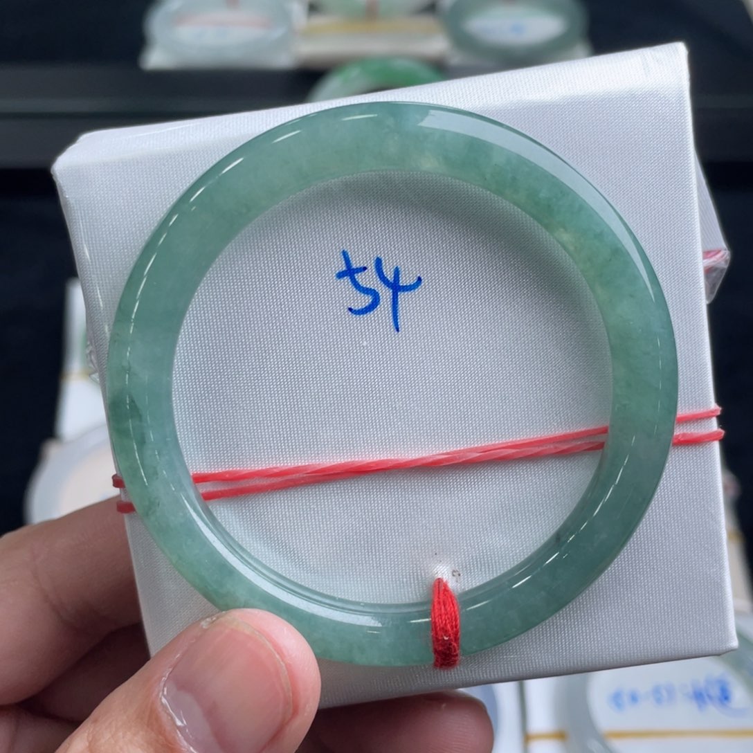 翡翠手镯未镶嵌翡翠手镯