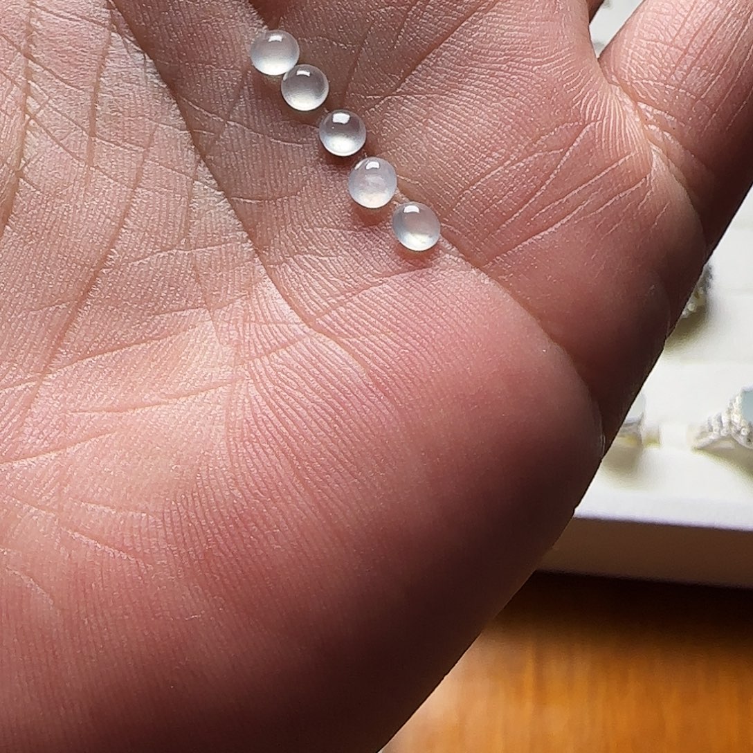 定制翡翠未镶嵌排列