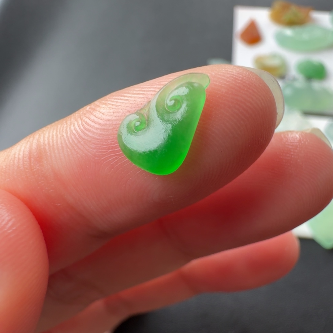 定制翡翠未镶嵌冰种辣阳绿如意