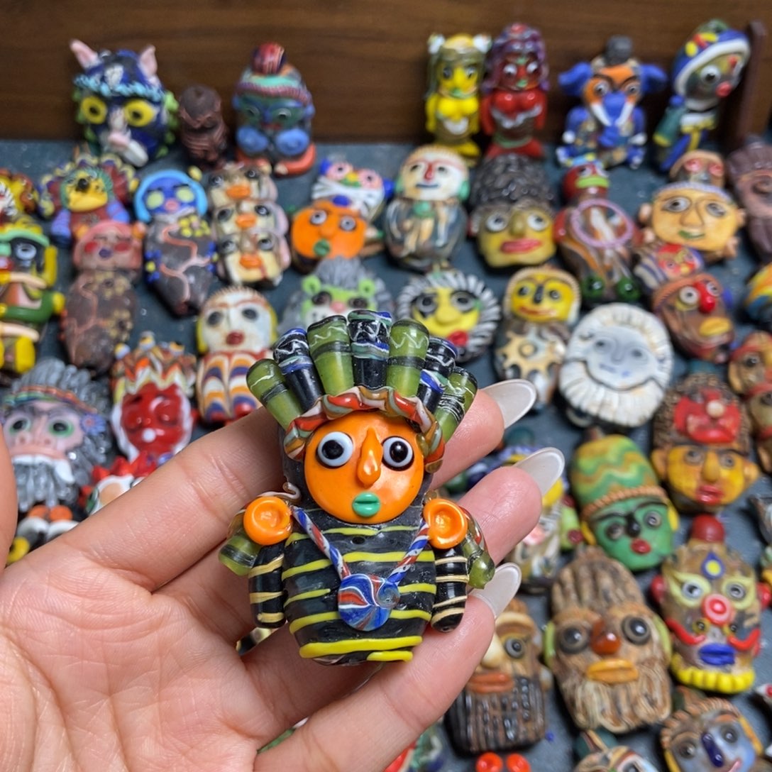 玻璃颈饰酋长娃娃