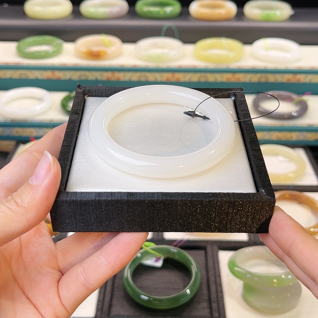 和田玉手镯未镶嵌 俄羊脂白