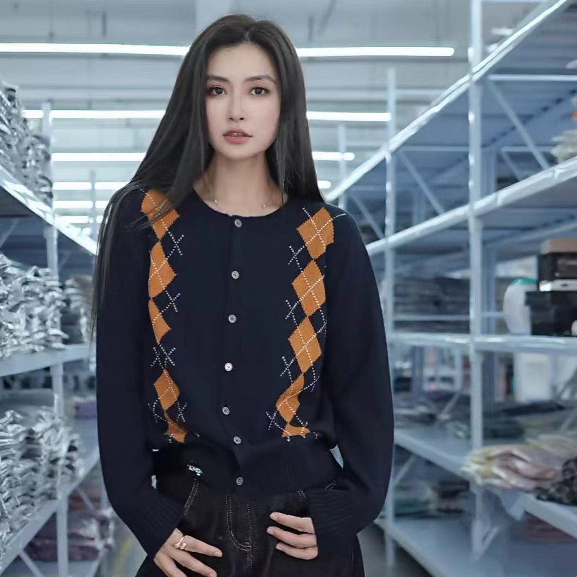 圆领舒适长袖2025秋季新款高级感上衣流行针织开衫简约撞色打底衫