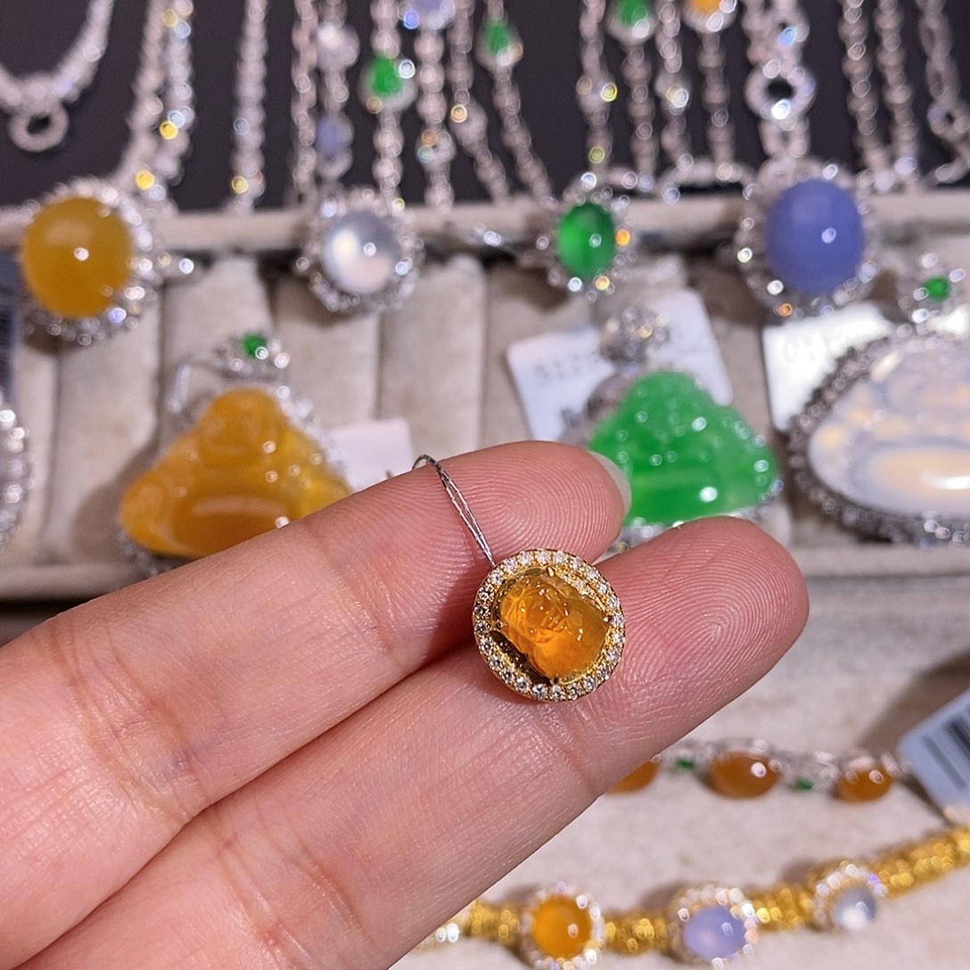 翡翠18K金镶嵌颈饰