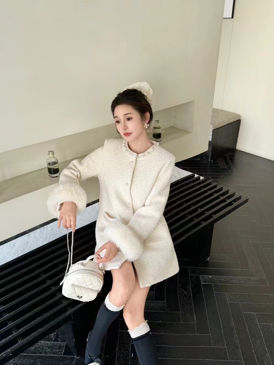 野百合家领口烫钻珍珠手袖真毛长款加厚外套