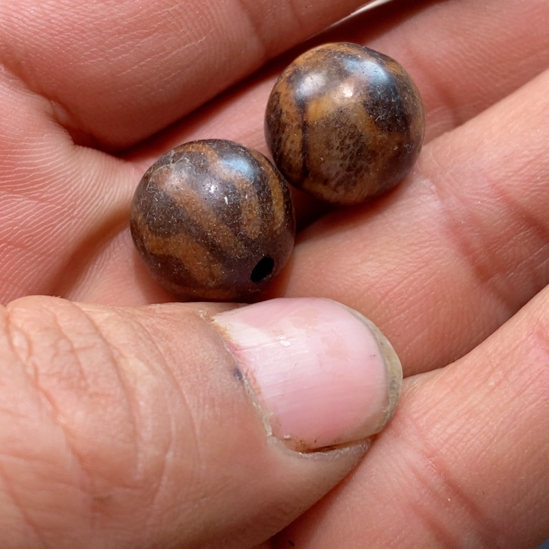 DIY琉璃珠子的颜色是蓝色和白色两