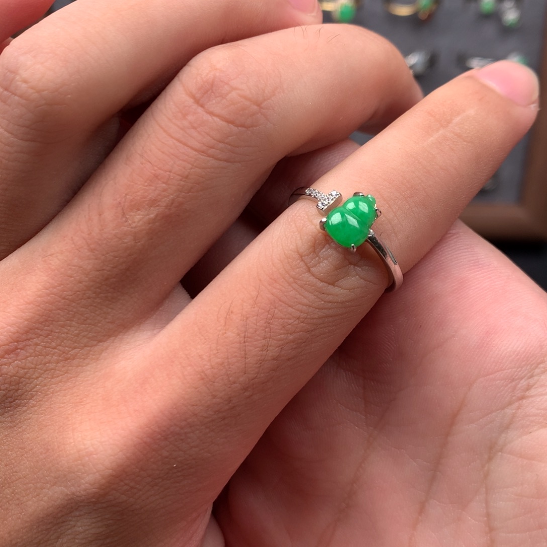 翡翠未镶嵌颈饰你是