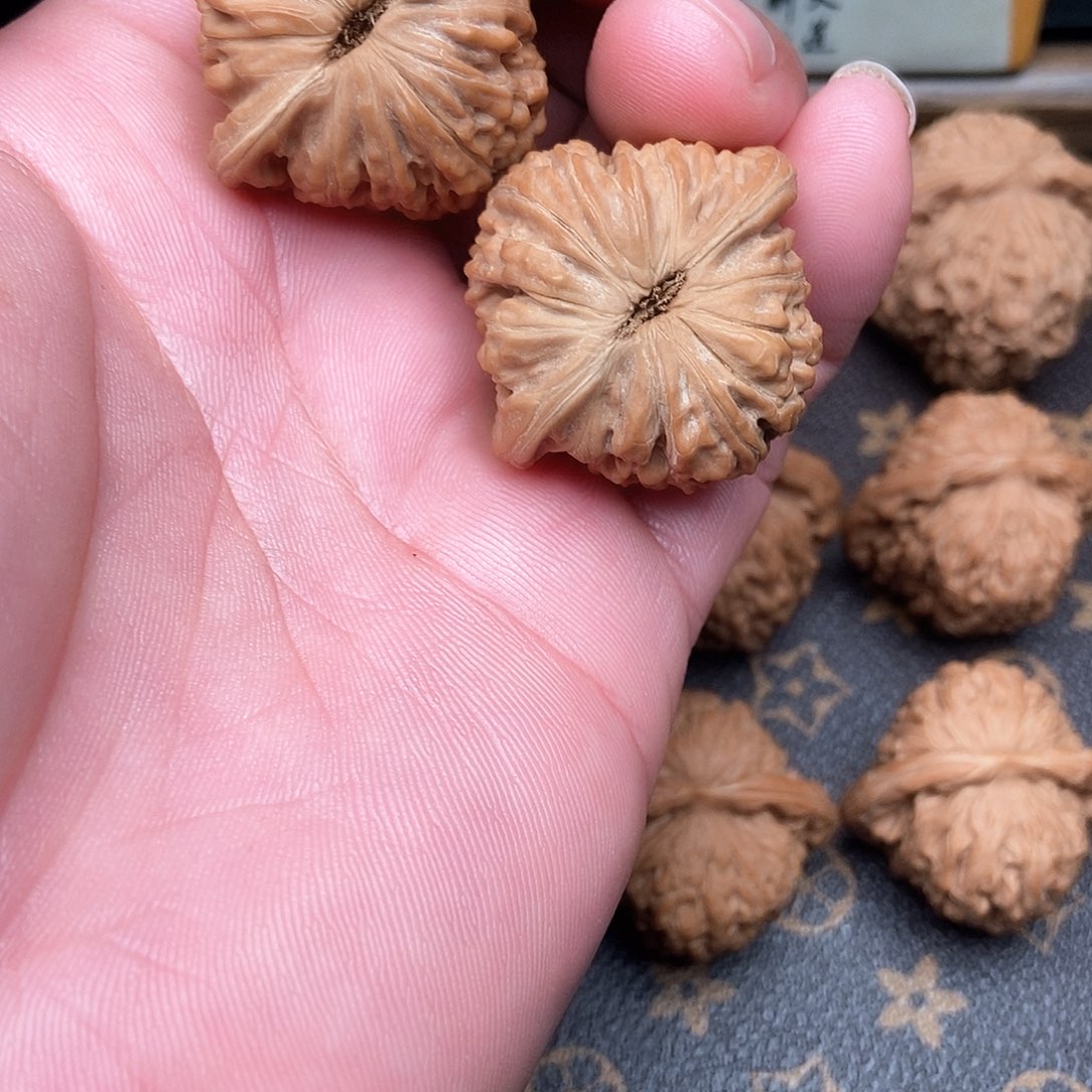 文玩核桃吊坠江****）山地楼