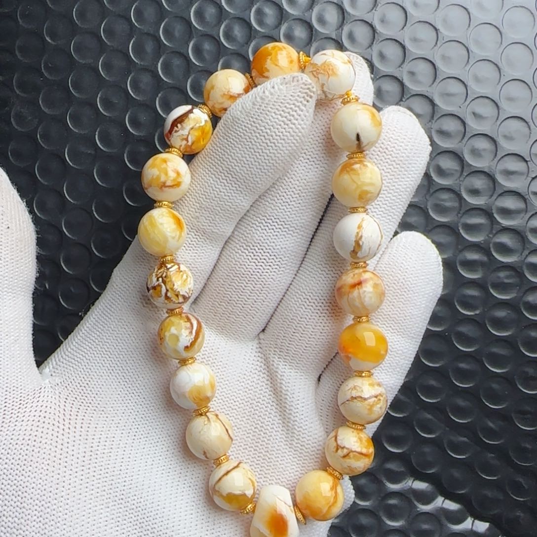 未镶嵌琥珀裸石手持