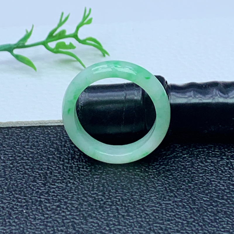 缅甸天然A货翡翠  果阳绿素面戒指 内径 18mm 编号517