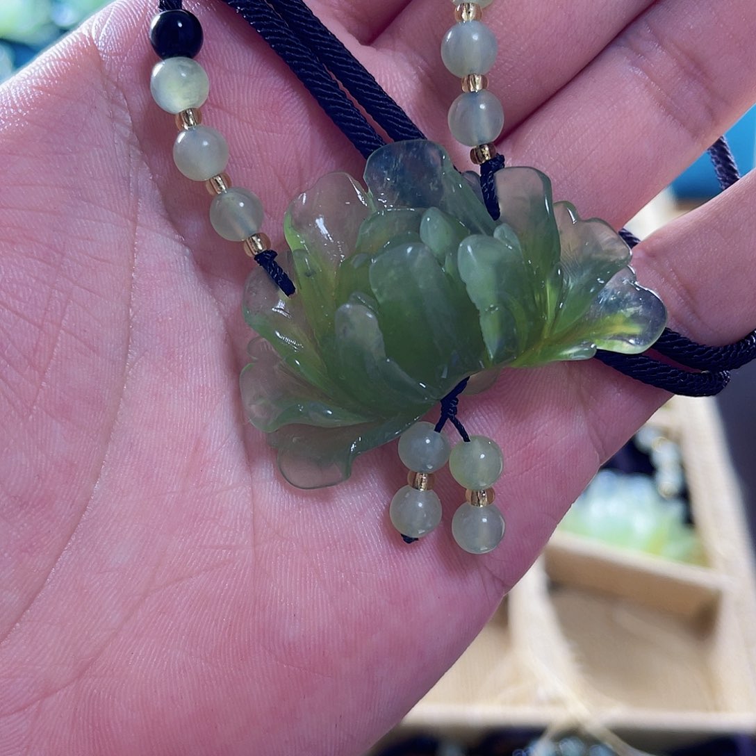 蛇纹石玉颈饰未镶嵌 