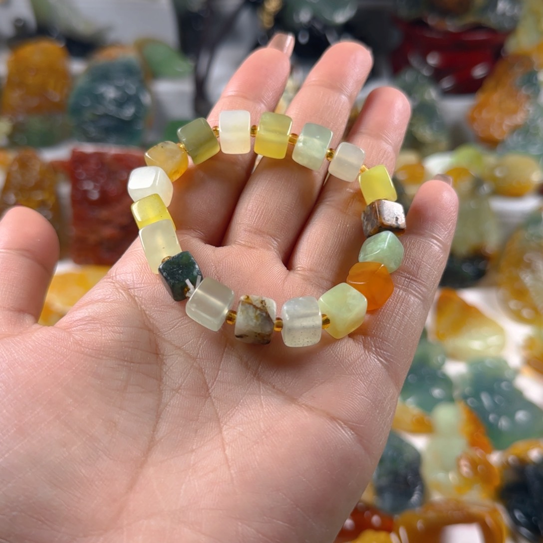 蛇纹石玉颈饰未镶嵌