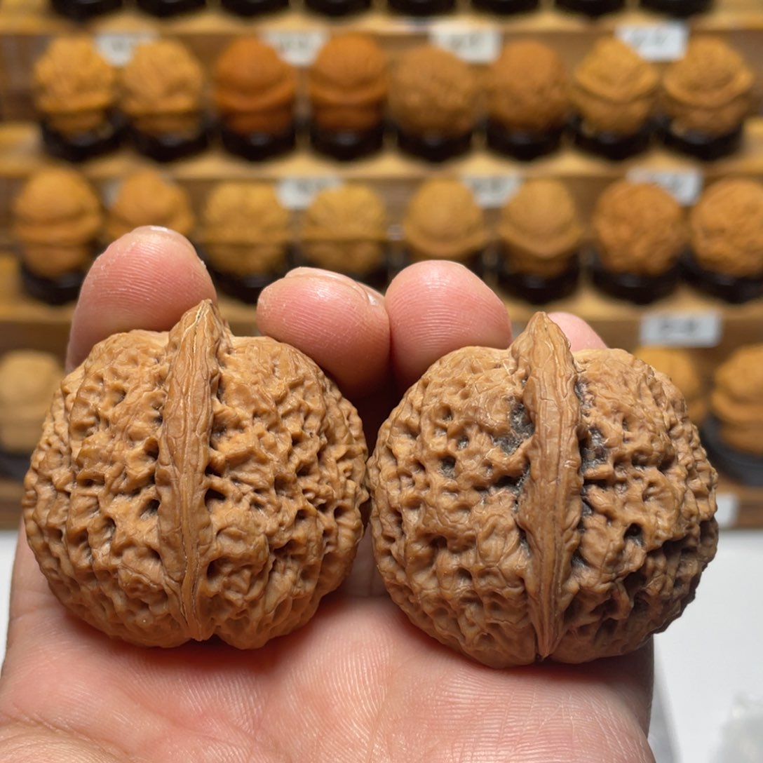 文玩核桃吊坠铁狮子