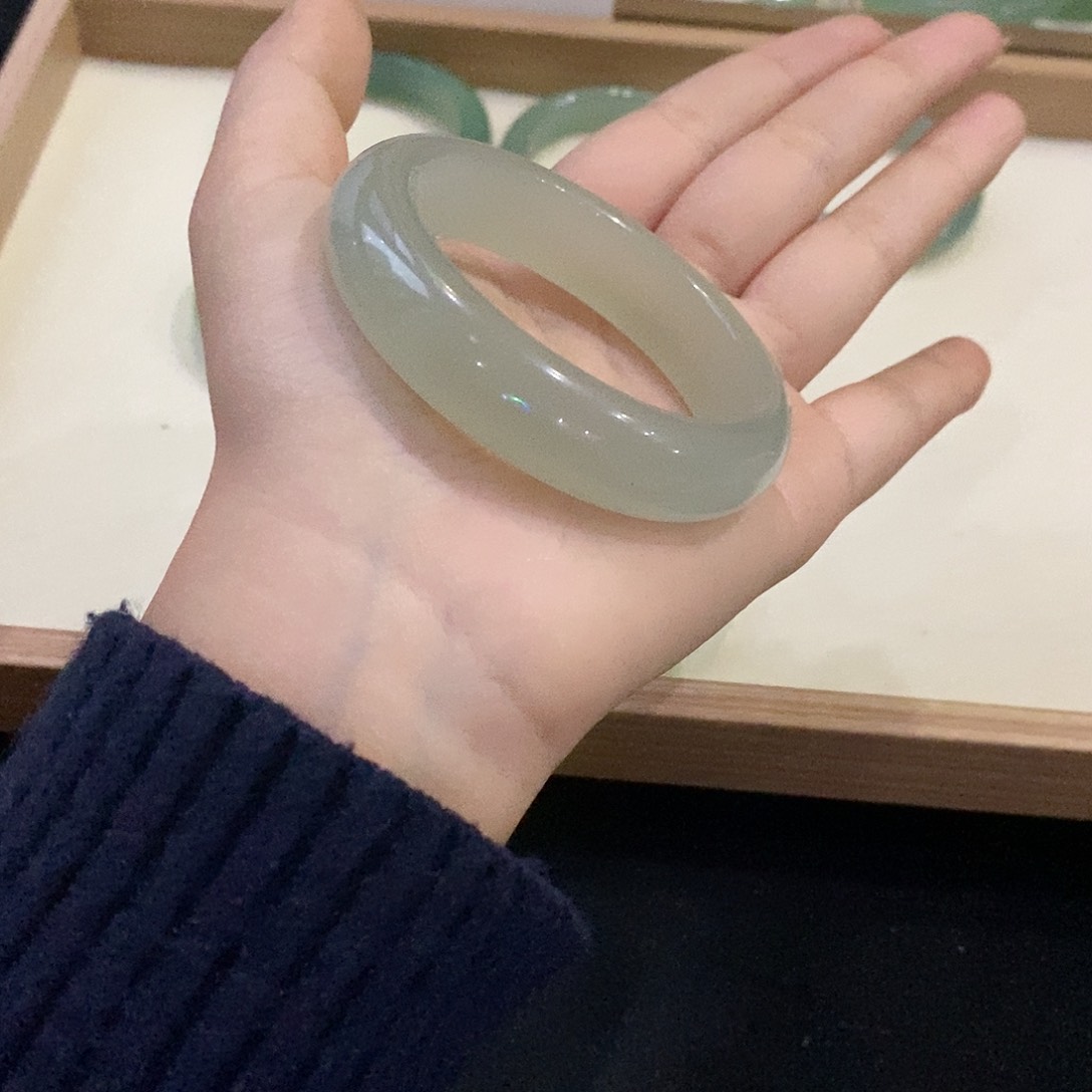 奈***奈石英质玉未镶嵌手镯