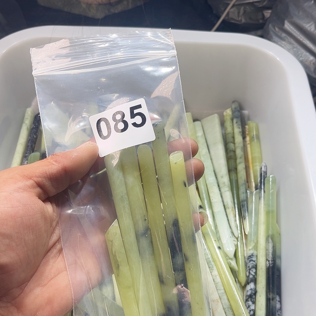 沐***芽蛇纹石玉未镶嵌发簪