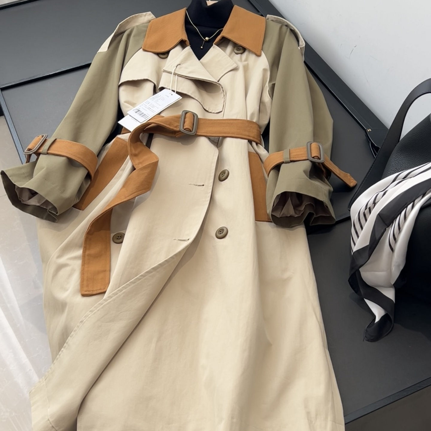 时尚英伦杂志风~翻领拼色大版型双排扣气质长款风衣