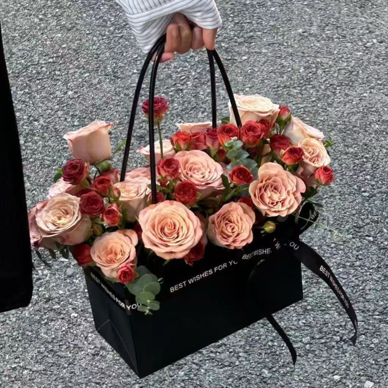 【提着惊喜去见你】11朵卡布奇诺玫瑰花手提花篮生日花束生日鲜花送女友男士朋友花店送花上门武清北辰花店
