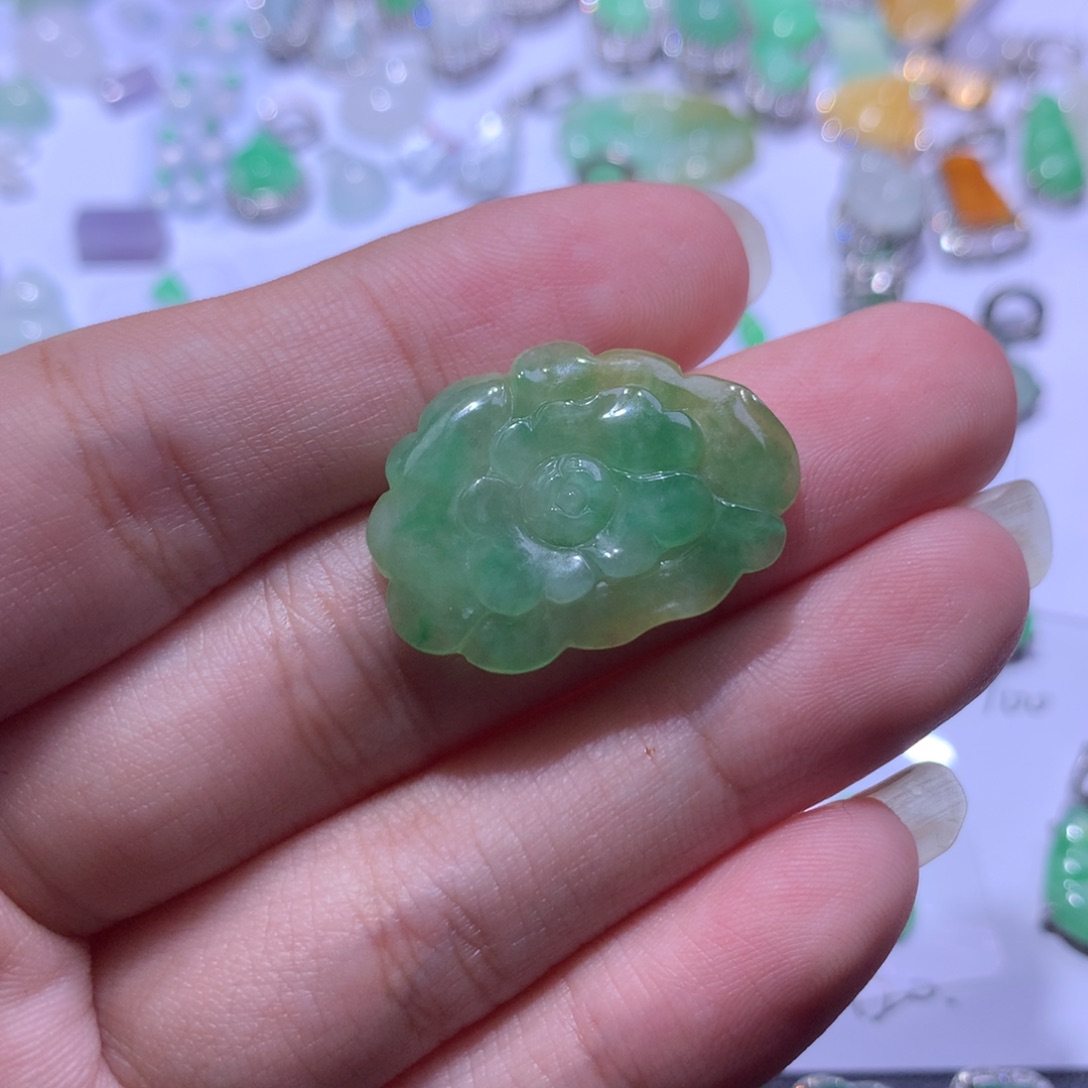 翡翠未镶嵌颈饰花