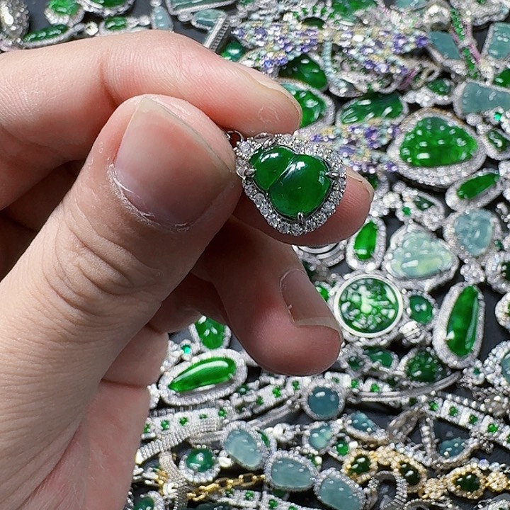 翡翠颈饰未镶嵌天然A货翡翠放漏