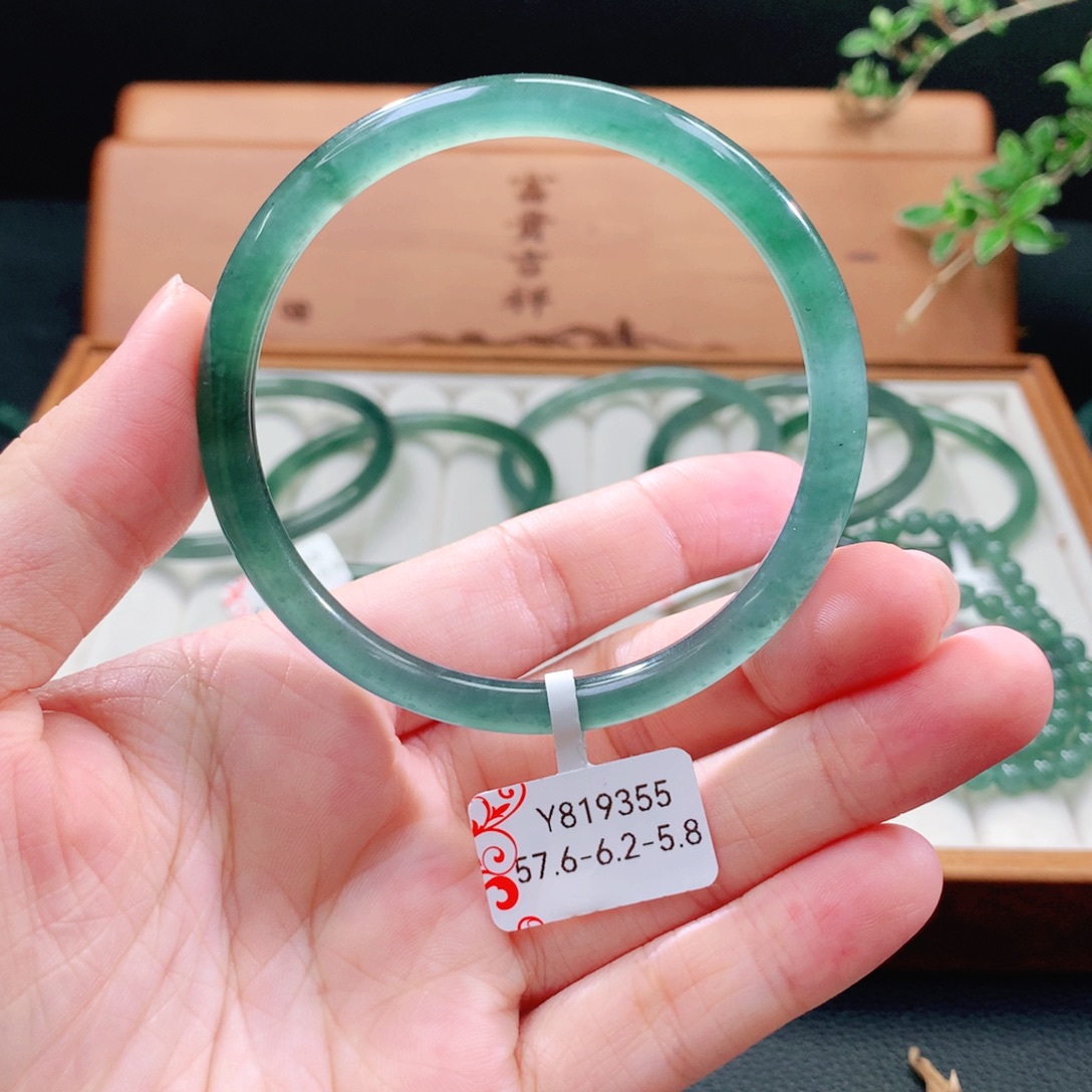 未镶嵌手镯（圆镯）翡翠