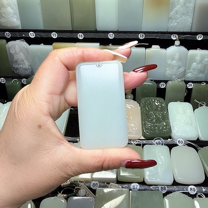 和田玉颈饰未镶嵌高****牛