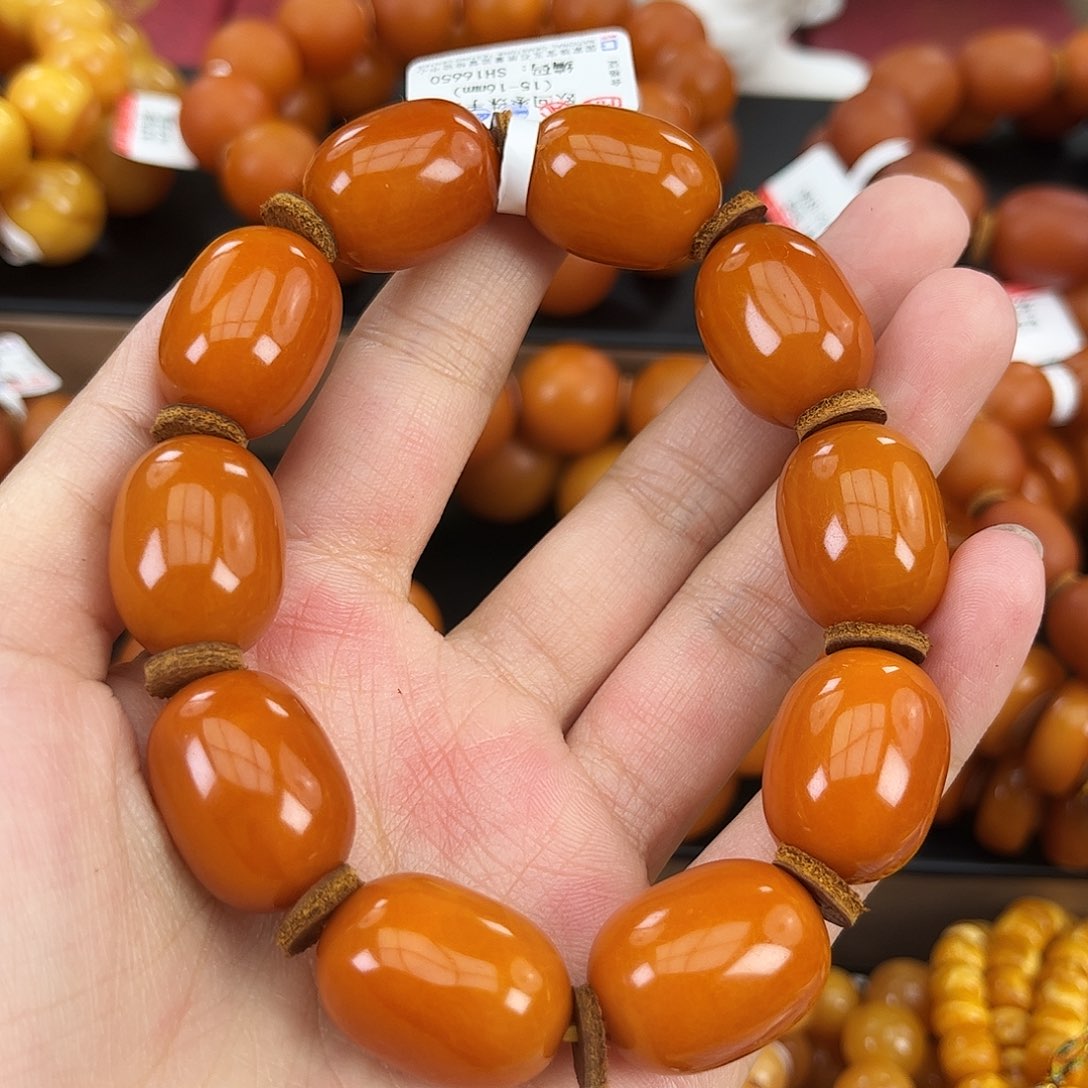 琥珀颈饰未镶嵌小*鱼蜜蜡