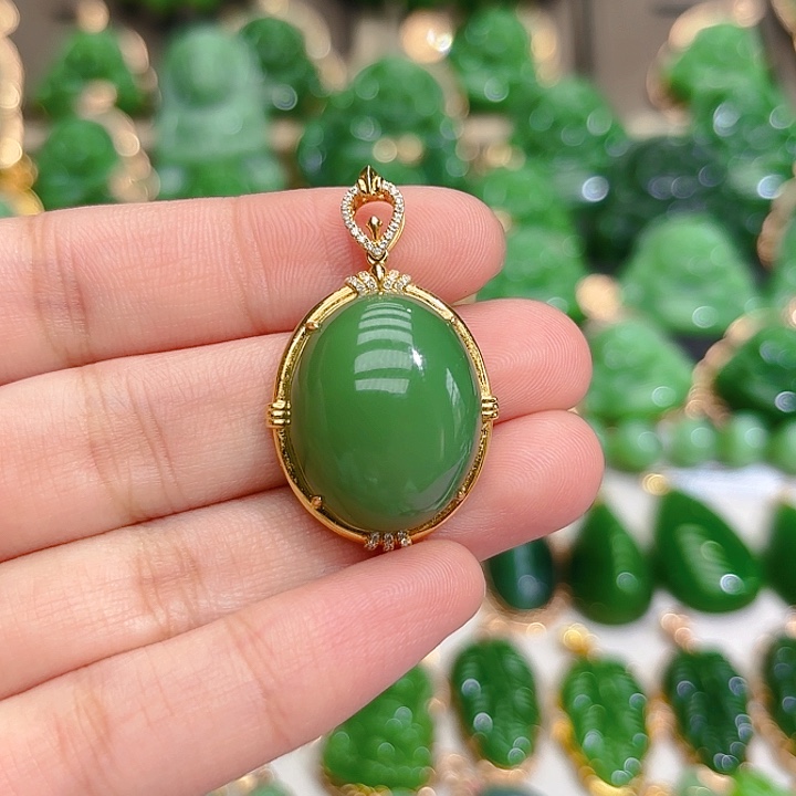 和田玉（碧玉）颈饰18K金镶嵌荷*