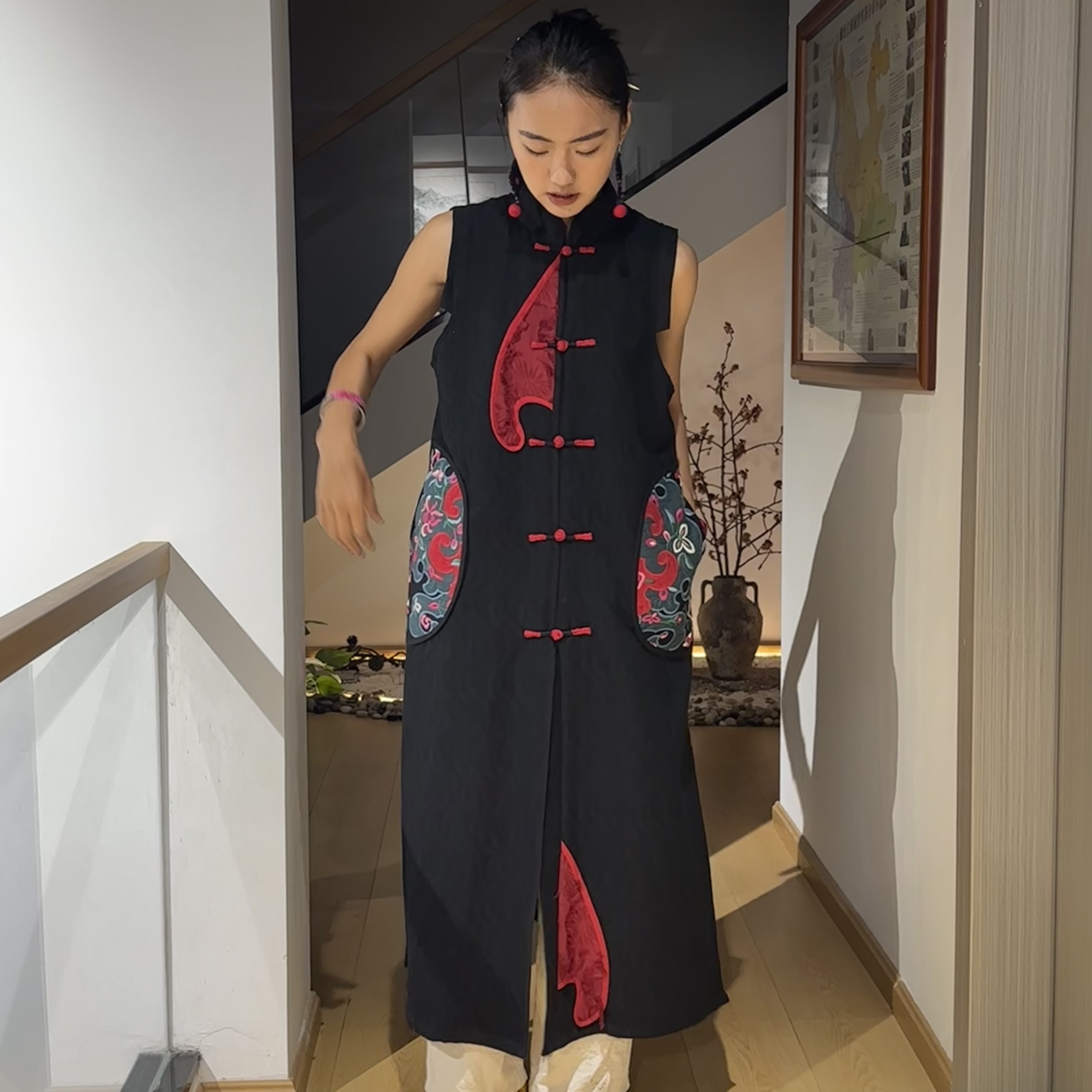【梵宸阙】女性新中式立领提花手工盘扣拼接刺绣长马甲