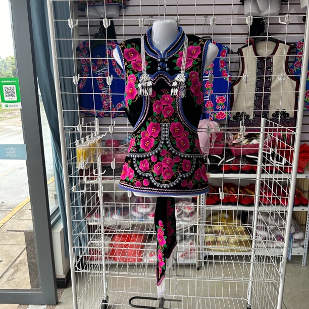 楚雄彝族南华款花衣裳民族风