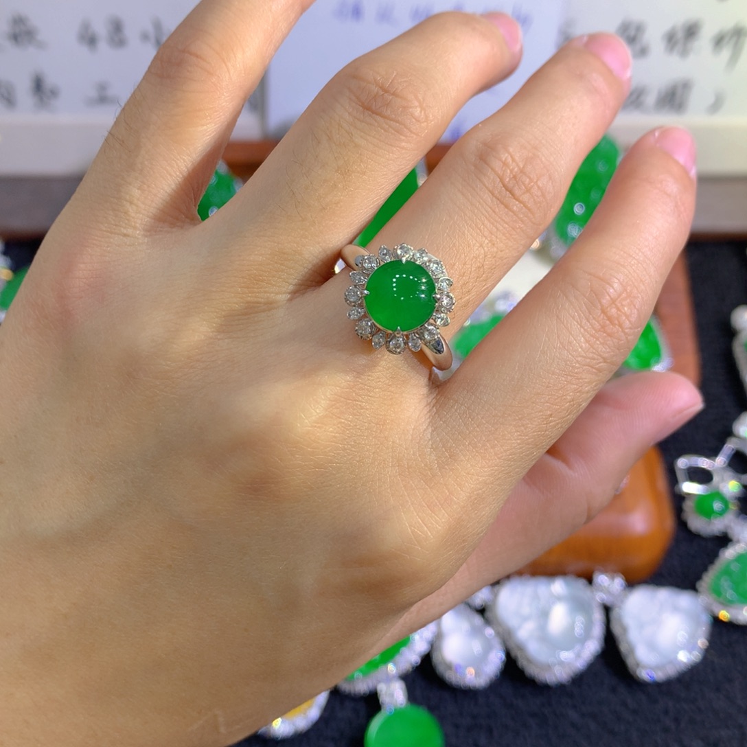 翡翠18K金镶嵌戒指蛋面