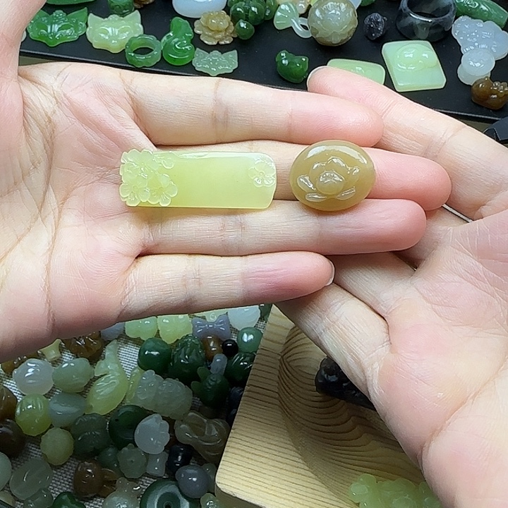 弊***蔚未镶嵌和田玉挂件