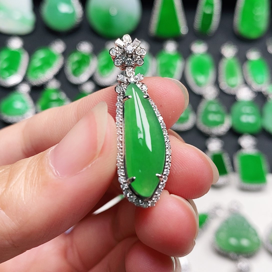 翡翠18K金镶嵌颈饰福瓜