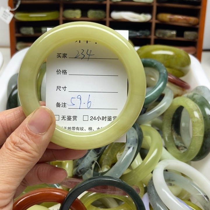 蛇纹石玉未镶嵌手镯