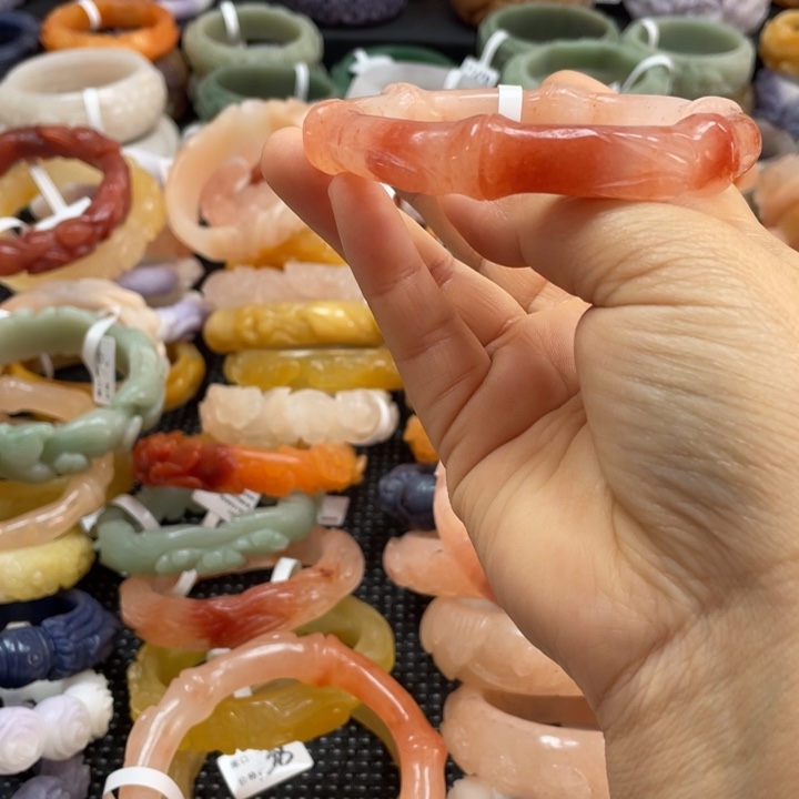 慕***漓石英质玉未镶嵌手镯